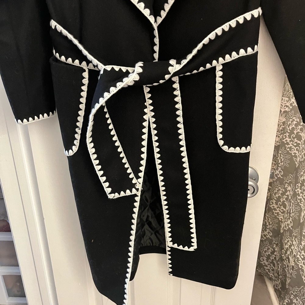 Chic Black Coat with White Trim - Picture 3 of 10